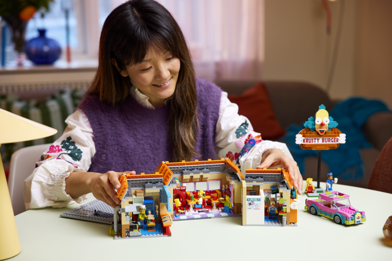 Don't have a cow, man, but there's a new exclusive set at a LEGO® Store near you! The Simpsons™: Krusty Burger, is available now, exclusively at LEGO Stores.