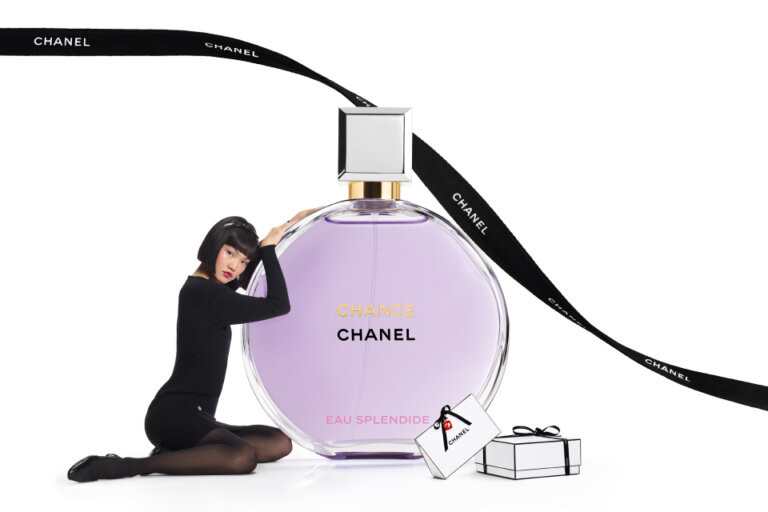 Visit the CHANEL Fragrance and Beauty boutique to find a gem of a gift for you or someone else among a selection of fragrance, makeup and skincare, as well as eyewear and small leather goods.