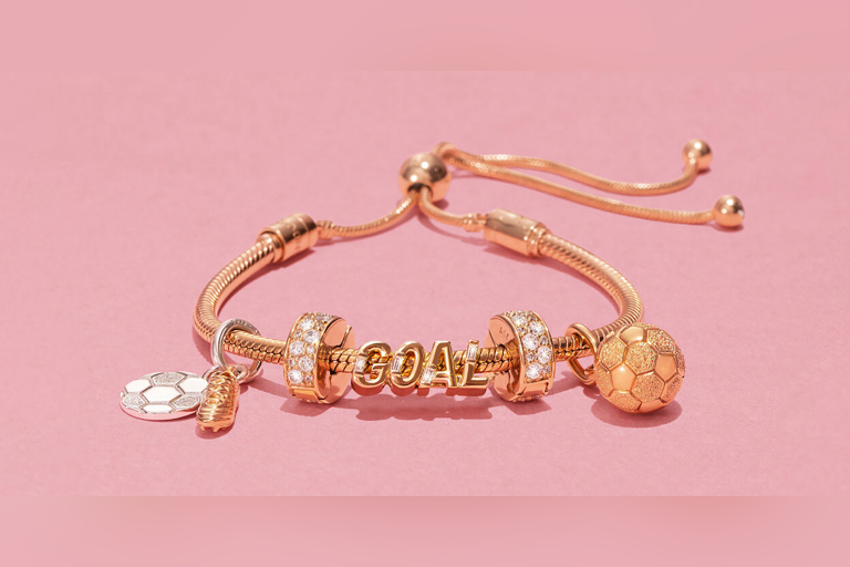 Cheer on your favorite team in style. This rose gold bracelet features a sparkling soccer ball charm, "GOAL" lettering, and a soccer cleat dangle. Visit Pandora in-store today to style your own game day look.